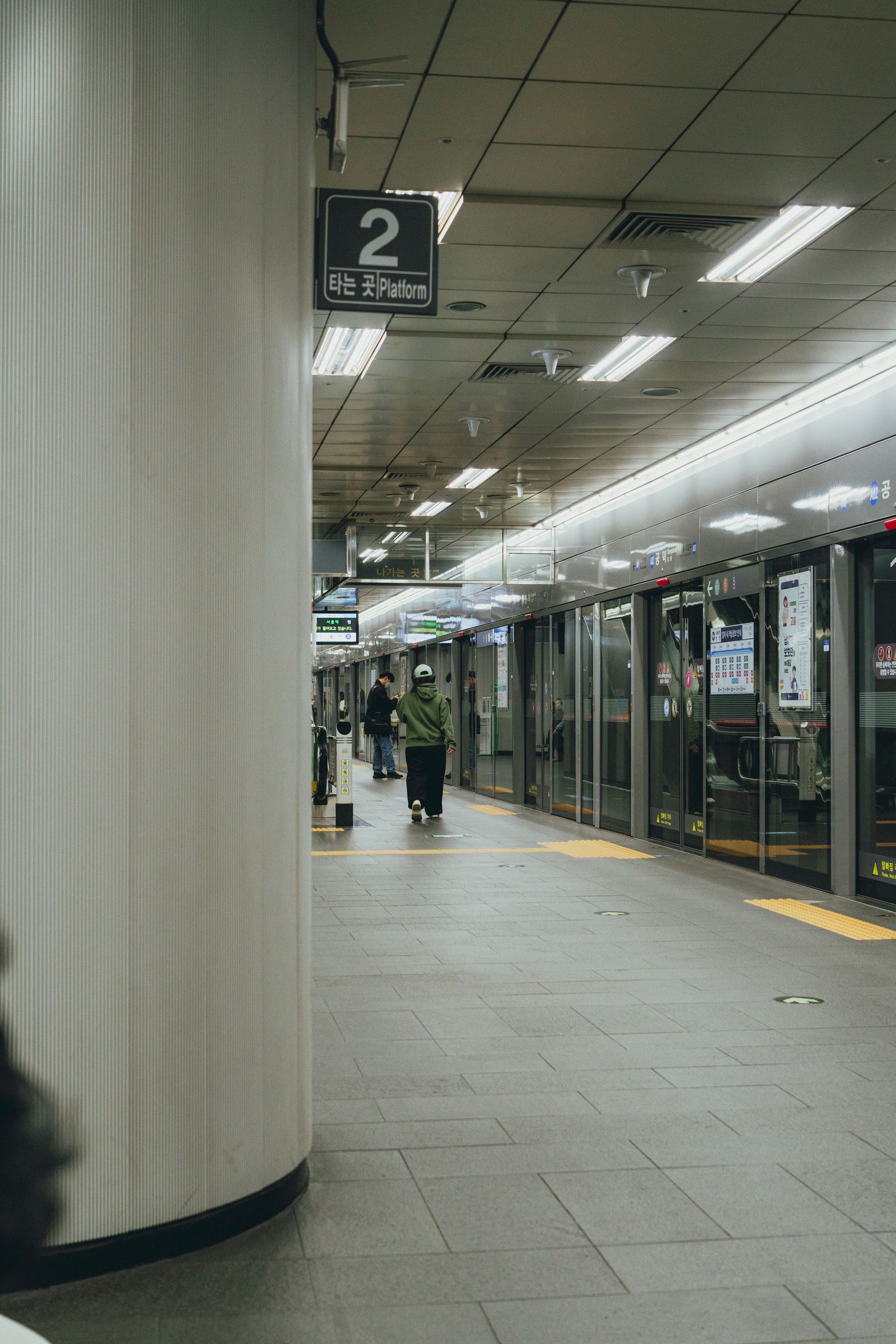 Seoul subway station platform with passengers